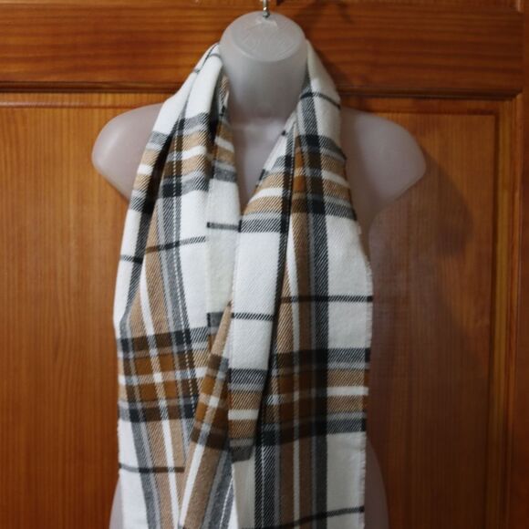 Old Navy Black and White Plaid Scarf 13x72 Acrylic Cozy Winter Accessory NWT - Picture 2 of 8